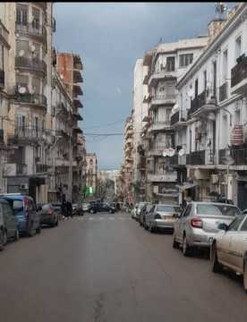 A vendre un appartement T3 acté à plateaux Oran 